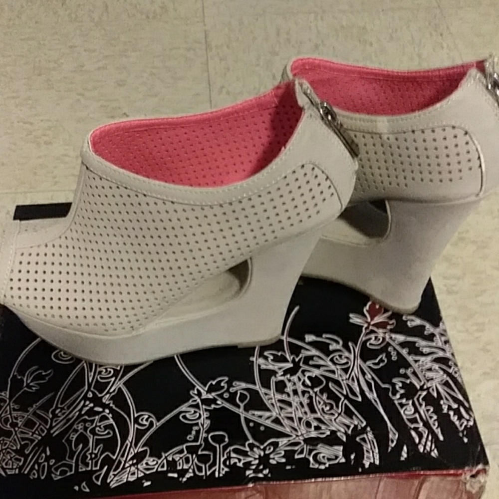 Wedge Heels - Picture 2 of 2